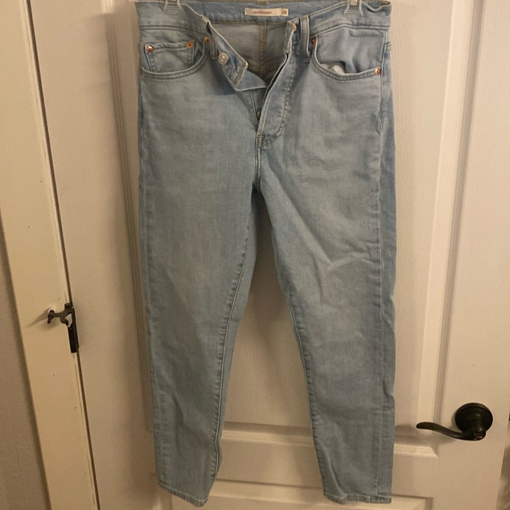 Levi’s wedgie skinny jeans!